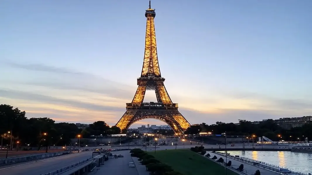 نمای برج ایفل در پاریس با نورپردازی زیبا در هنگام غروب