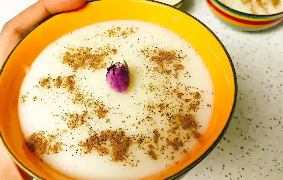 فرنی مخصوص مهمانی و سفره افطار؛ طرز تهیه فرنی مجلسی حرفهای