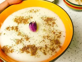 فرنی مخصوص مهمانی و سفره افطار؛ طرز تهیه فرنی مجلسی حرفه‌ای